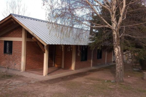Cabaña hogareña con bajada a arroyo.